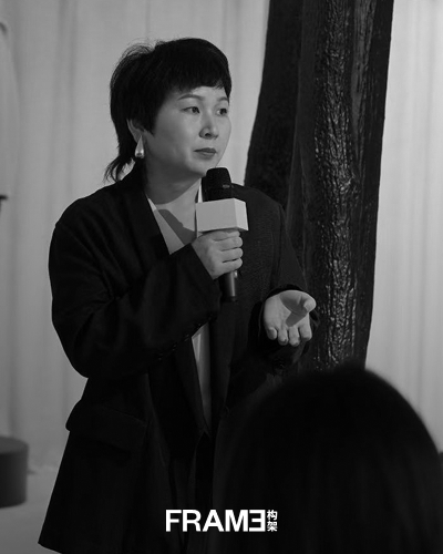 Black and white portrait of Sanxia Zhou