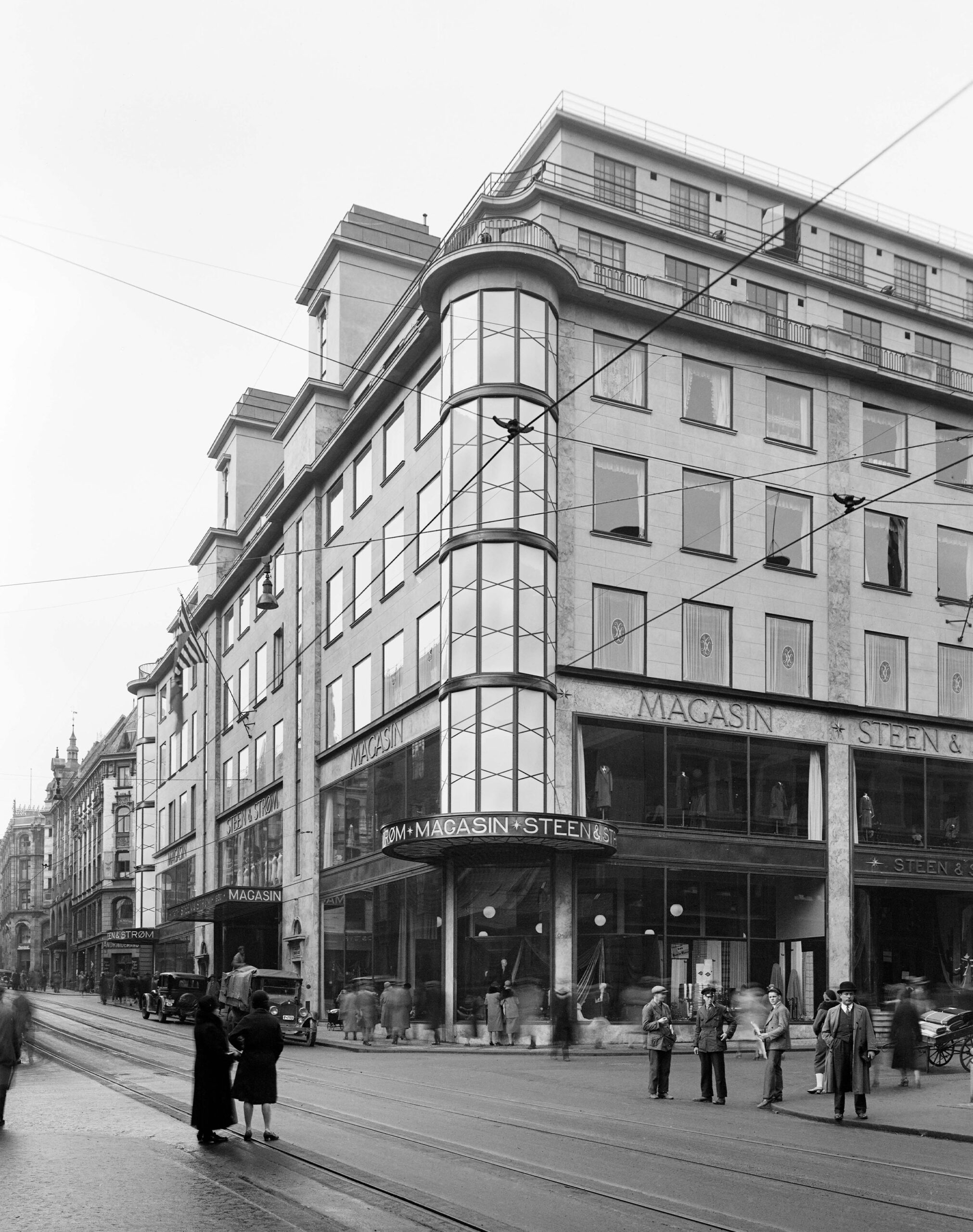 Historic photograph of the Steen & Strøm department store in Oslo, showcasing early modernist architecture that reflects timeless retail design principles.